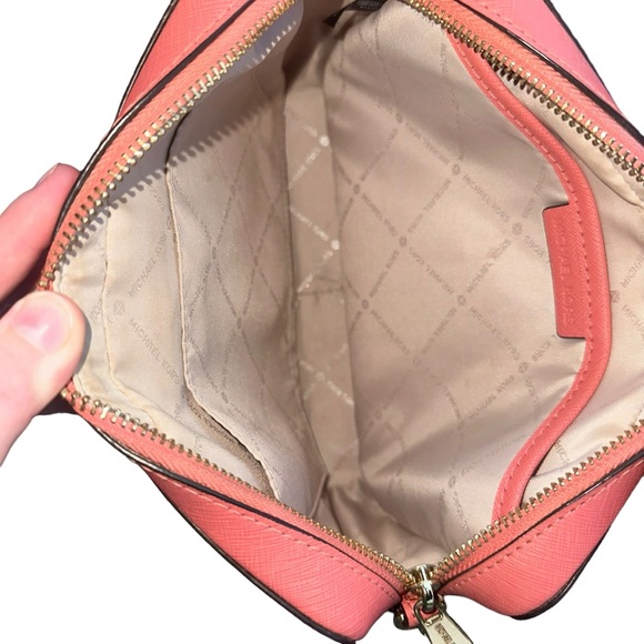 Jet Set Saffiano Leather Crossbody Bag Preowned - Picture 10 of 15